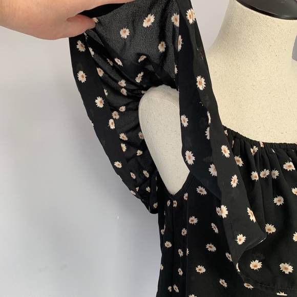 📦 MOVING SALE 🚛 Floral off-shoulder peasant top Size M - Picture 3 of 4